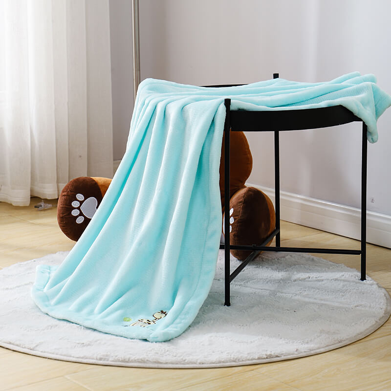 RKS-0054 Ruikasi Turquoise Baby Flannel Blanket with A Cute Giraffe Embroidery