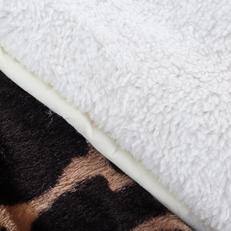 RKS-0200 Ruikasi Giraffe Pattern Pv Fleece Quilt Comforter with Filling and Warm Sherpa Backside