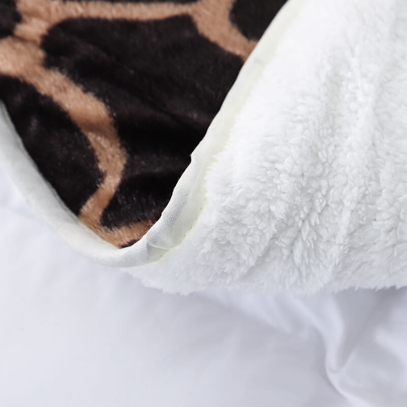 RKS-0200 Ruikasi Giraffe Pattern Pv Fleece Quilt Comforter with Filling and Warm Sherpa Backside